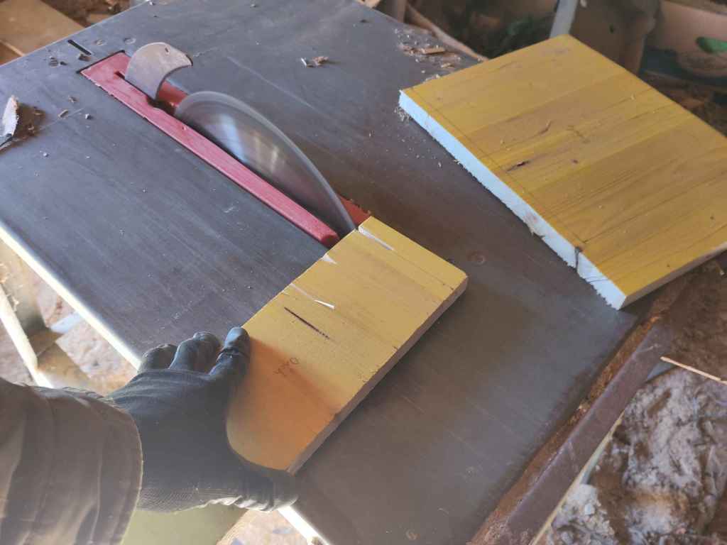 BRETTER ZURECHT SAEGEN