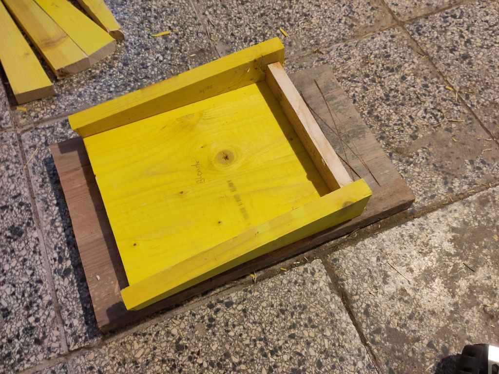 KASTEN ZUSAMMENBAUEN