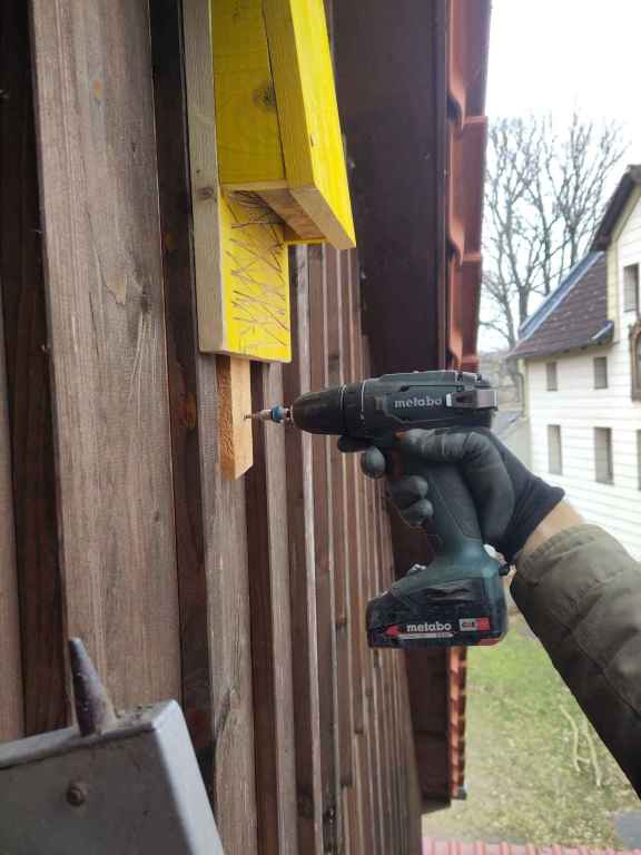 AN HAUSWAND AUFHAENGEN