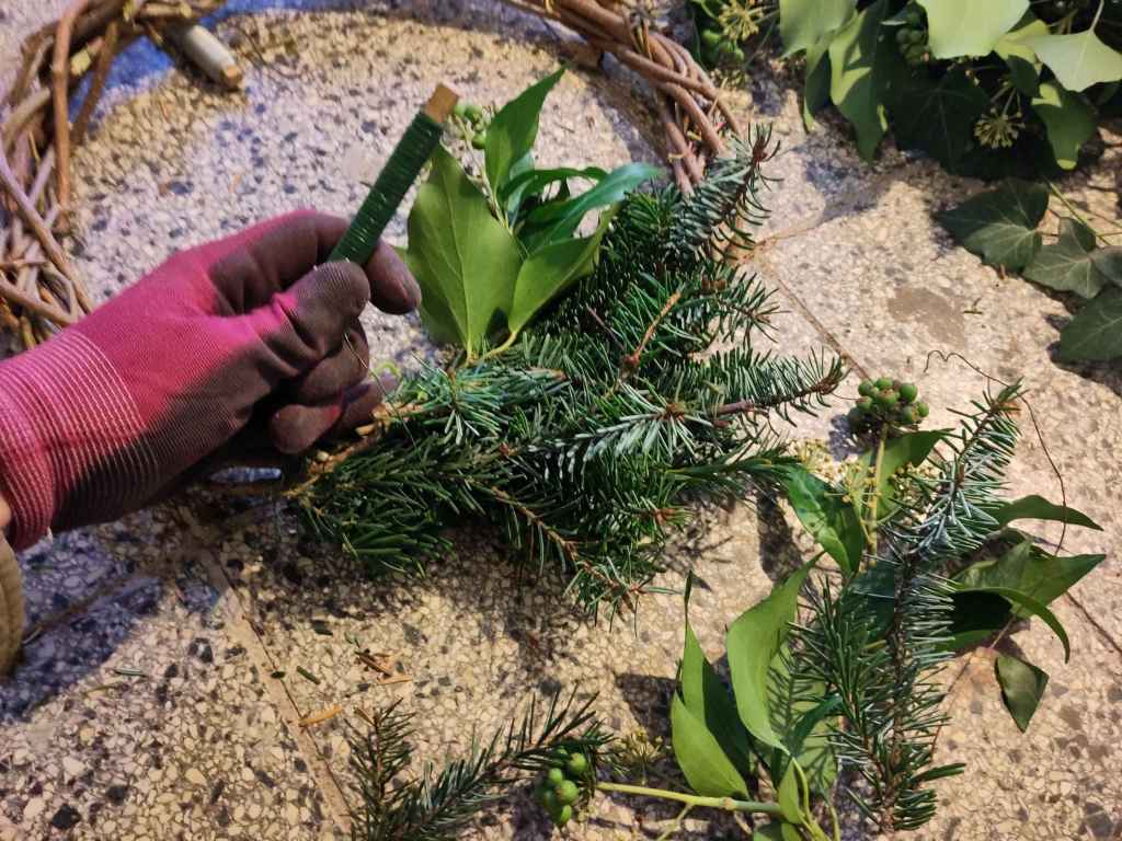 ZWEIGE MIT DRAHT FIXIEREN