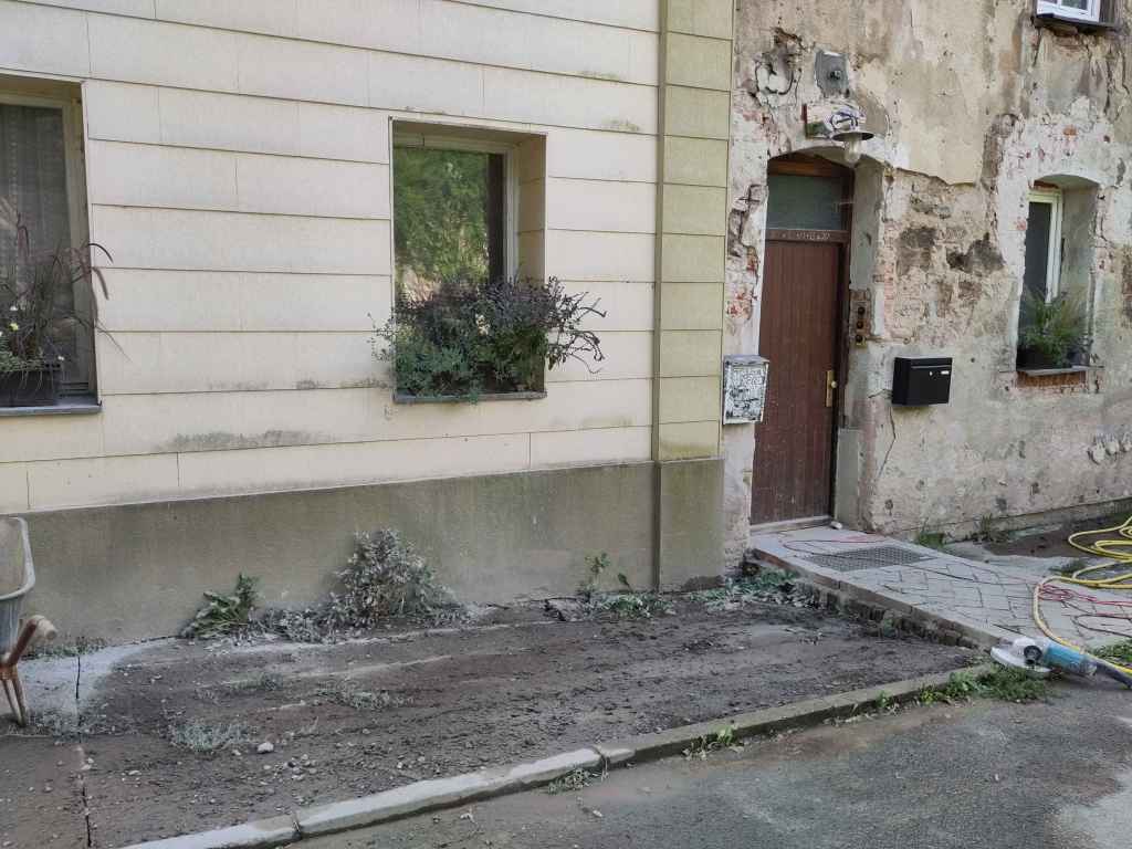 PFLASTER AUFSCHNEIDEN