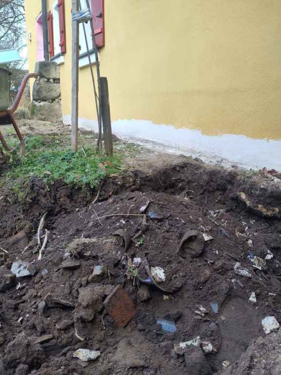 MUELL IN DER GARTENERDE