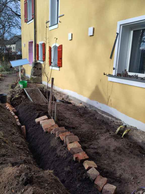 BEETBEGRENZUNG AUS ALTEN ZIEGELSTEINEN