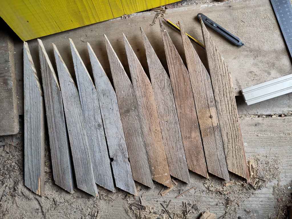 DACHLATTEN ZUGESCHNITTEN