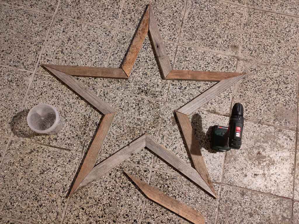 FERTIG VERSCHRAUBTER STERN