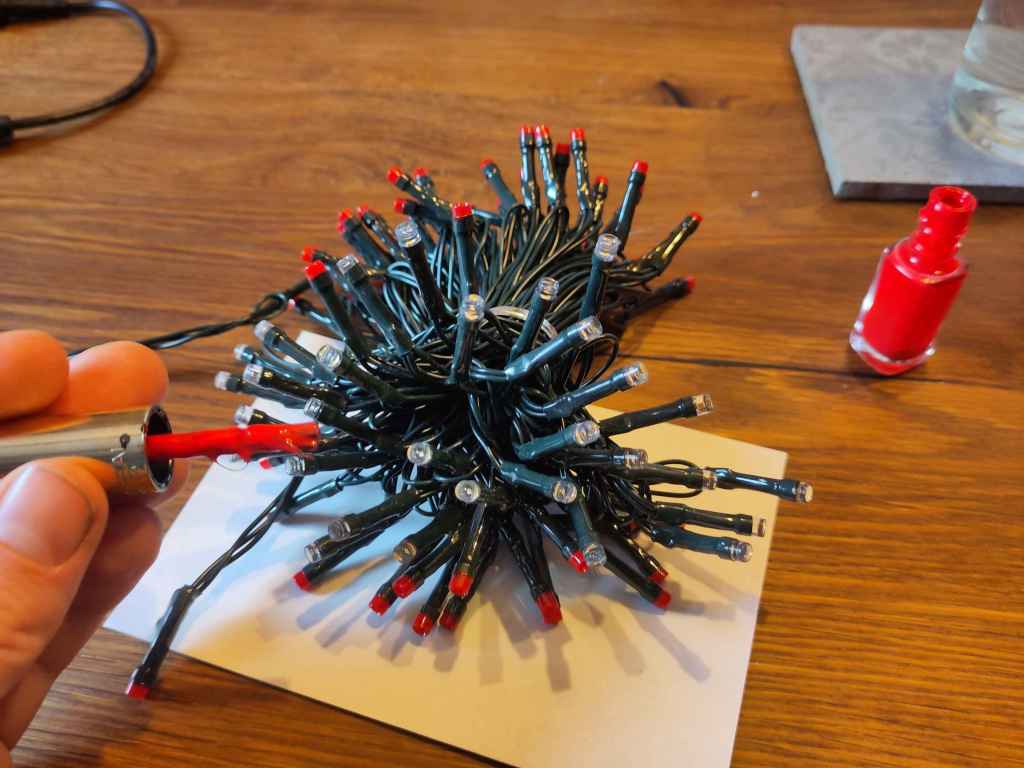 LICHTERKETTE ROT LACKIEREN