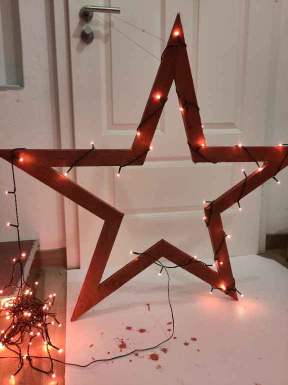 LICHTERKETTE UM STERN WICKELN