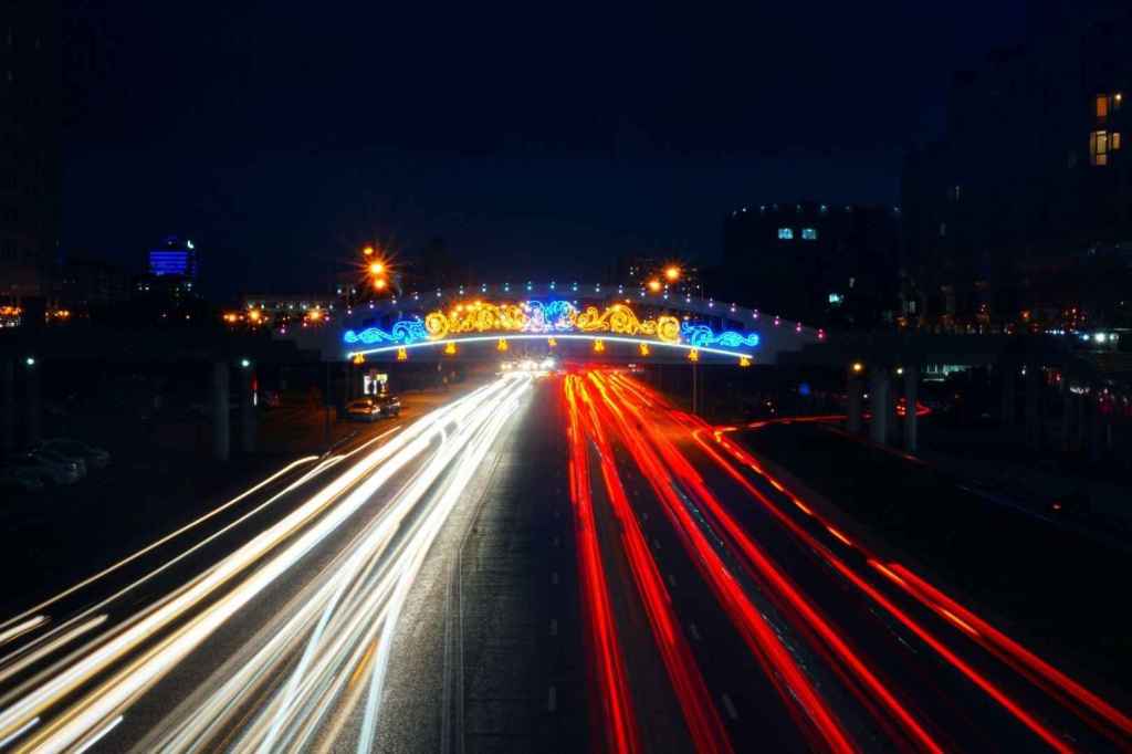 Hauptstraße bei Nacht