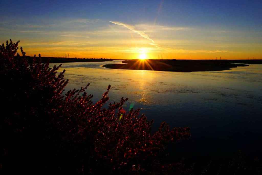 Sonnenaufgang am Fluss Syrdarja