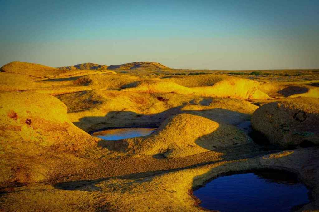 Pfütze am Vulkan mit Spiegelung