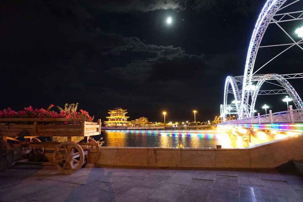 Nacht mit Brücke und Mond