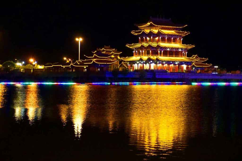 Pagoda im Wasser gespiegelt