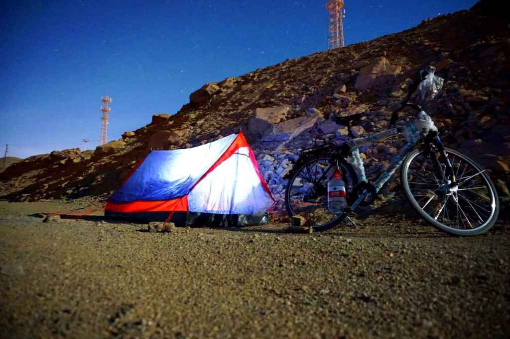 Zelt und Fahrrad
