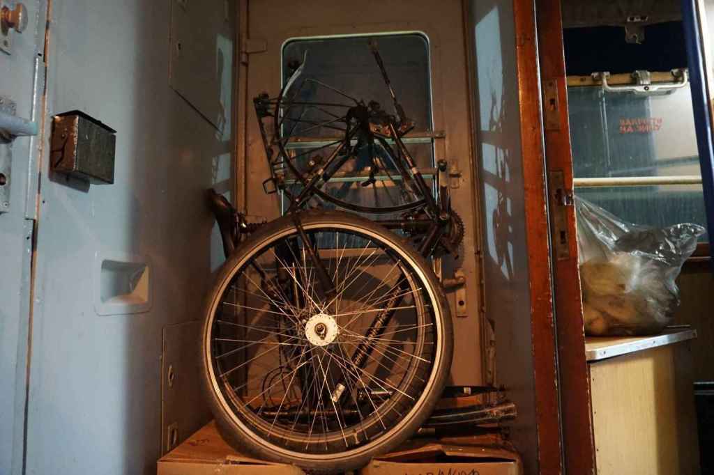 FAHRRAD IM ZUG TURKESTAN SHETPE