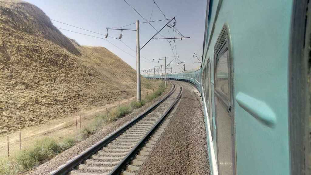 Die Steppe während der Zugfahrt