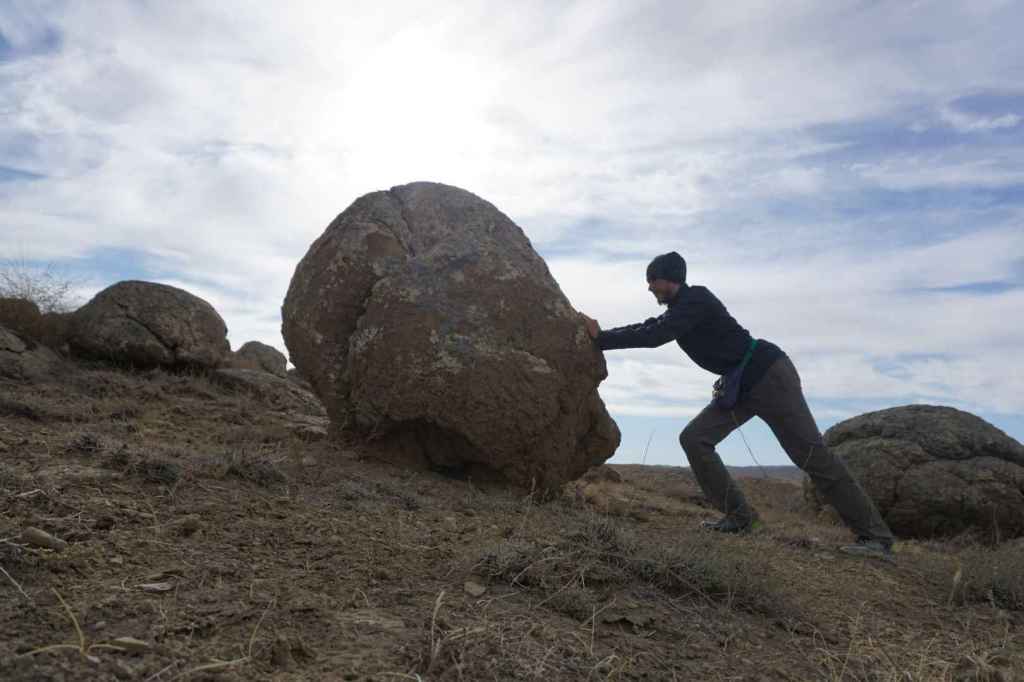 Diese Steinkugeln sind ziemlich schwer zu bewegen
