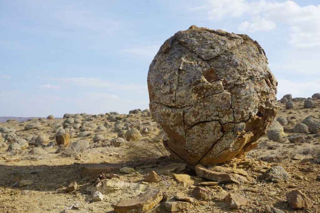 Eine 3 Meter große Steinkugel