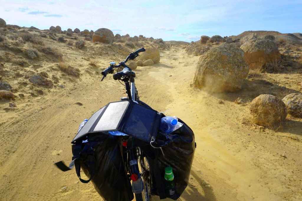 Mein Fahrrad bei einer Windböe in der Steppe