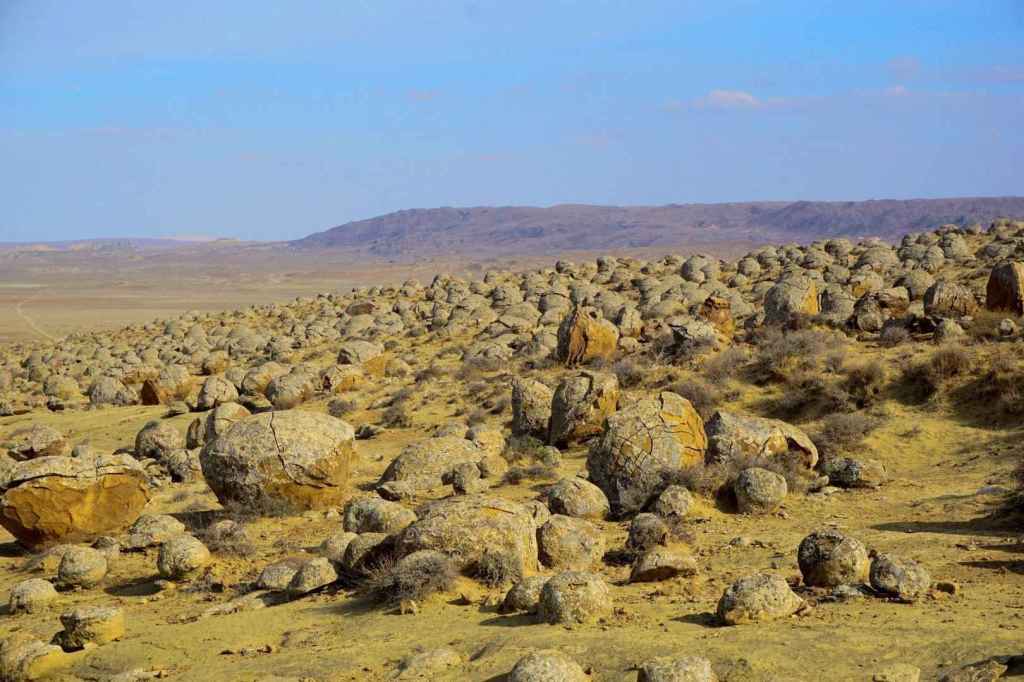 Steinkugeln so weit das Auge reicht
