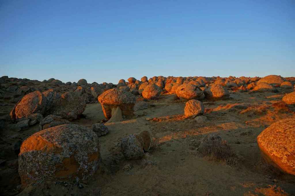 Ein atemberaubender Sonnenuntergang im Tal der Kugeln