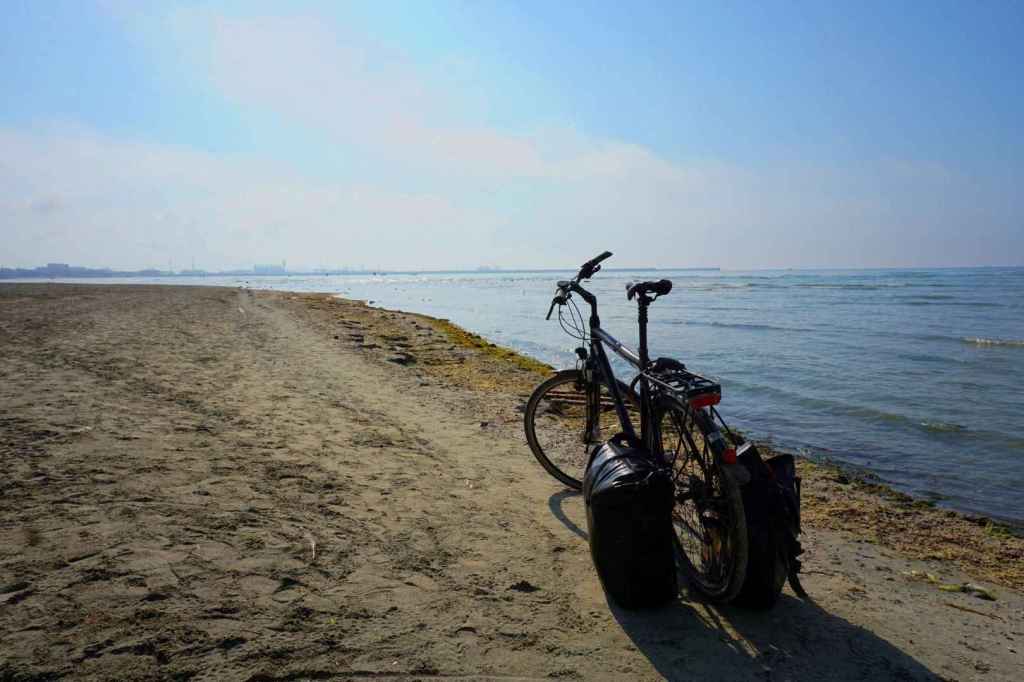 Mein Fahrrad am Kaspischen Meer bei Aktau