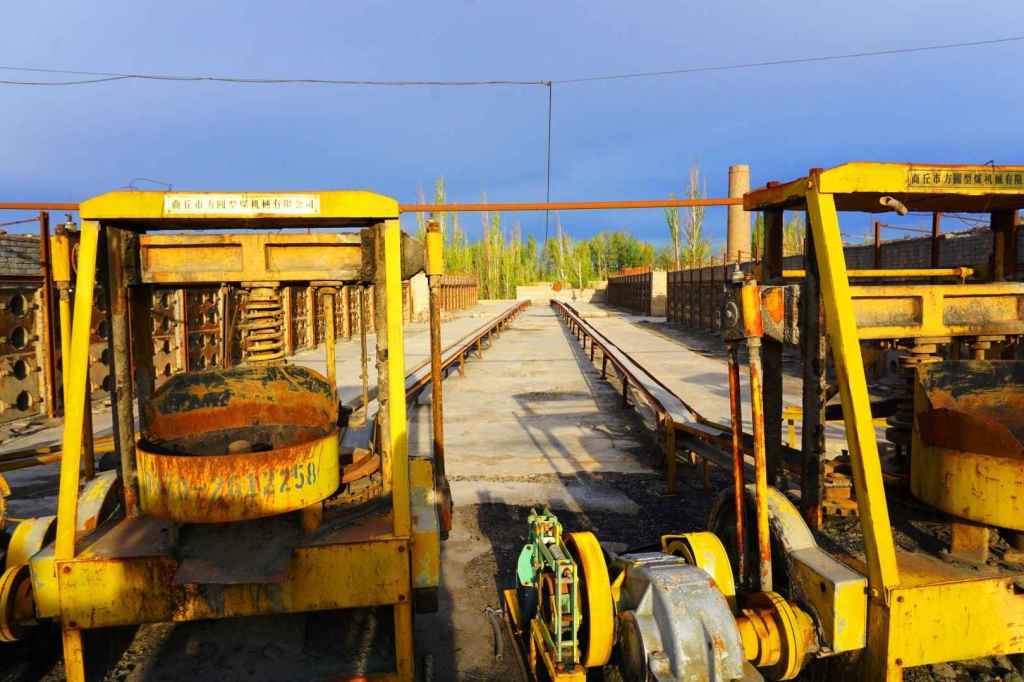 Brikettenmaschinen und Gleise