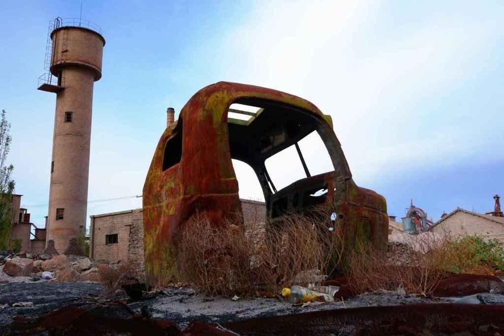 LKW-Wrack und Ziegelturm