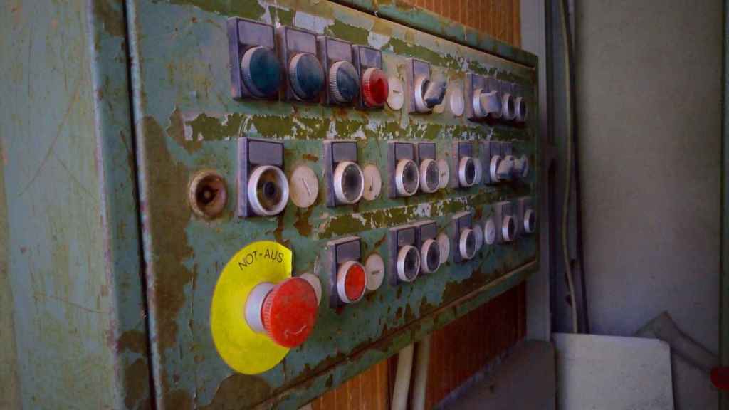 Schaltpult mit NOT-AUS