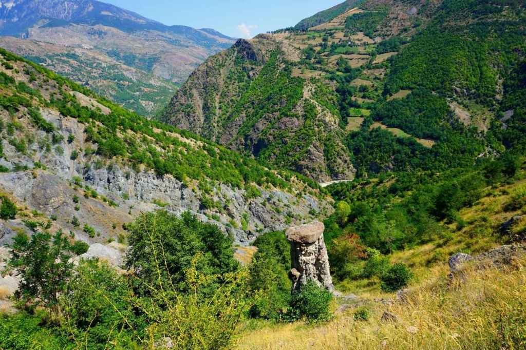 Berghänge bei Nimçe