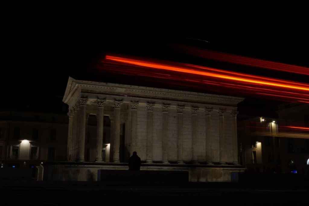 Homme devant Maison Carrée