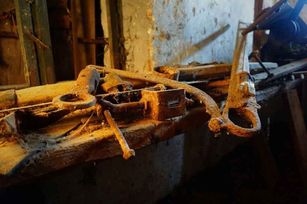 Altes Werkzeug im Schuppen