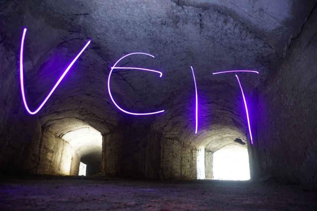 Veit, Schrift aus Licht