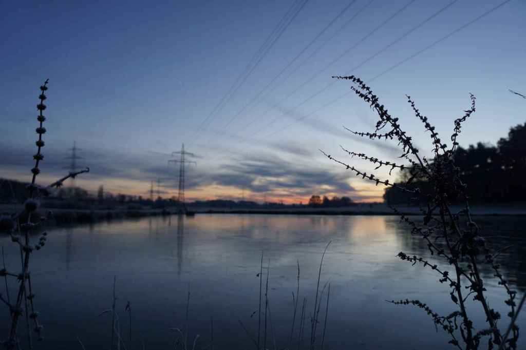Stromleitung über dem Weiher