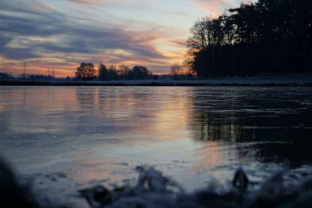 Sonnenaufgang über vereistem Weiher