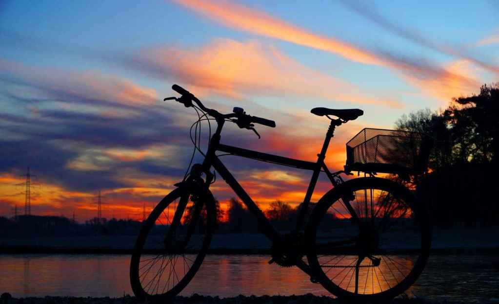 Fahrrad im Sonnenaufgang