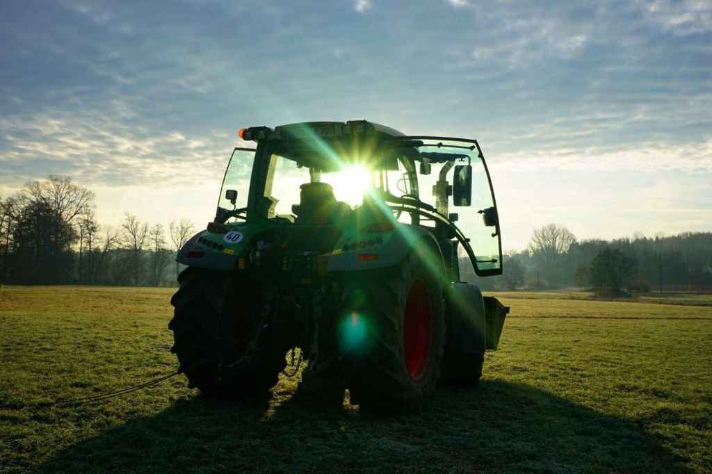 Traktor im Gegenlicht