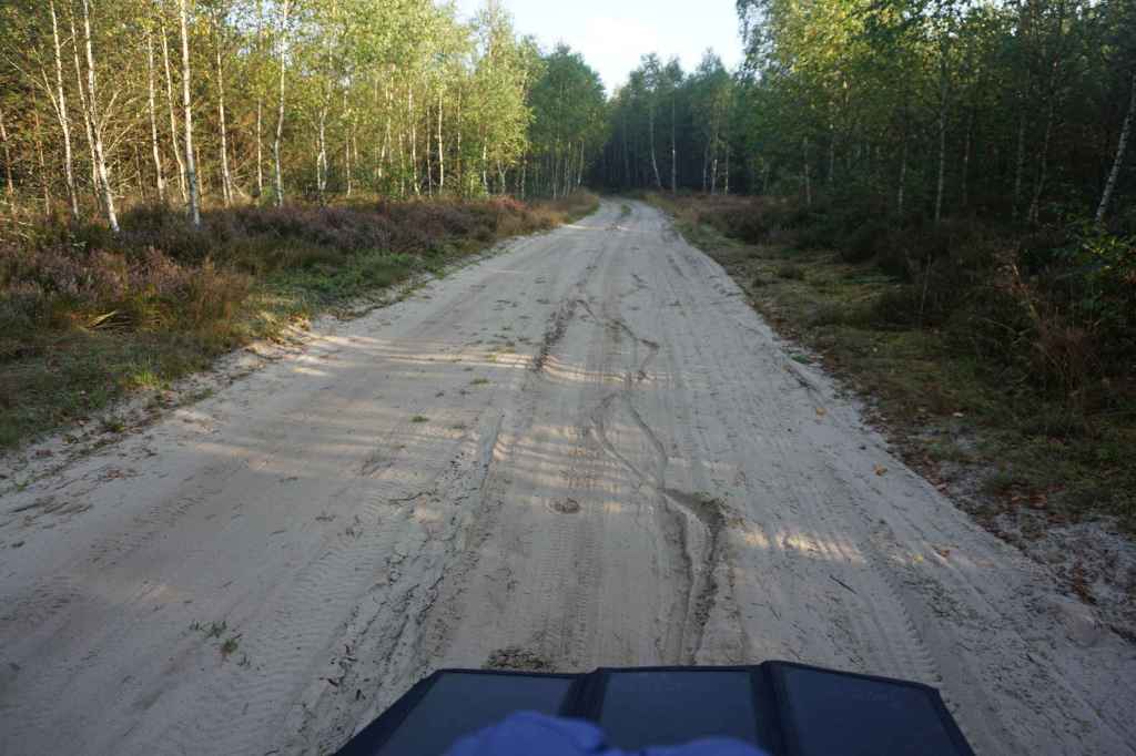 Fahrt durch Sandpiste