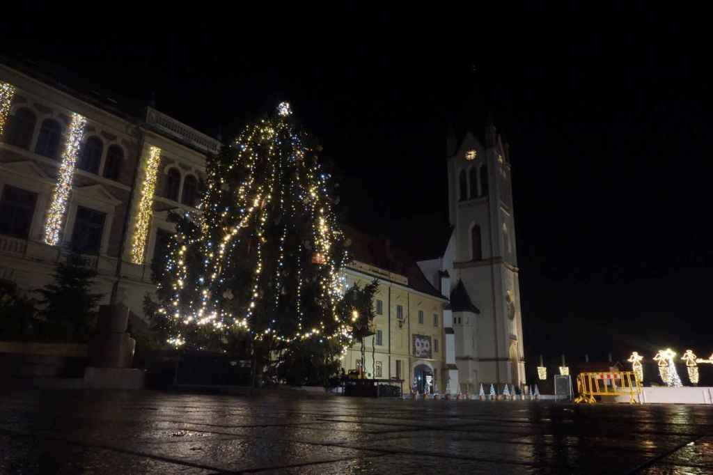 Christbaum am Weihnachtsmarkt