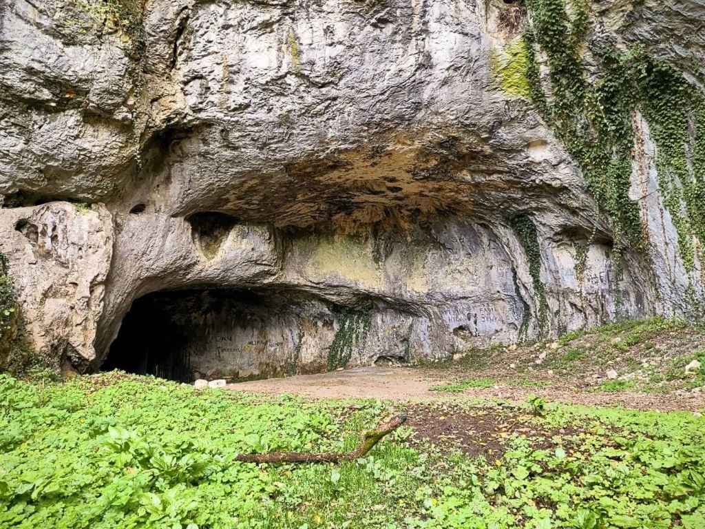 Eingang zur Hrustovačka-Höhle