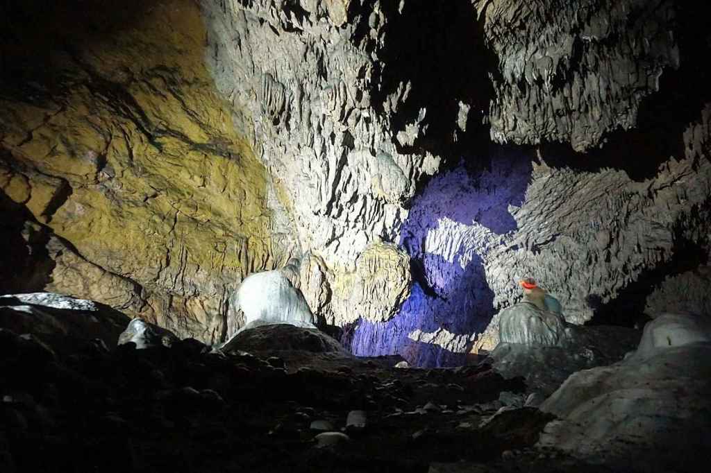 Wanderung durch die Höhle