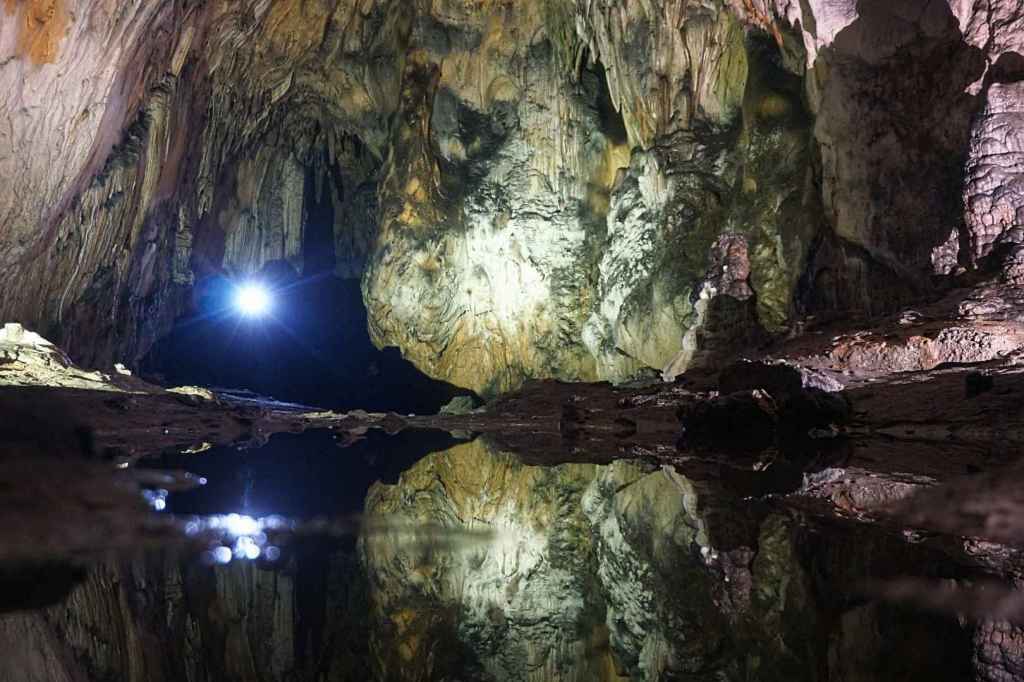 Spiegelung im Höhlensee