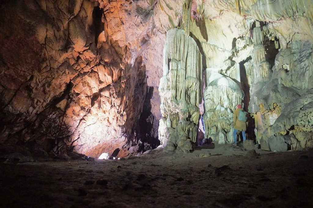 Vor großen Tropfsteinen