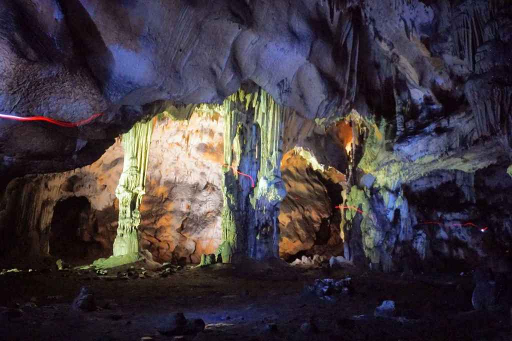 Lichtspiele in großer Tropfsteinkammer