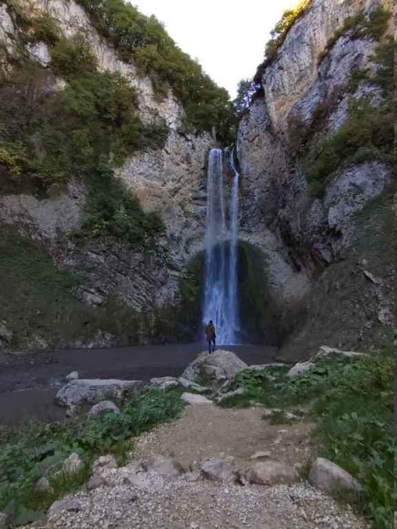 Ich vor dem Wasserfall