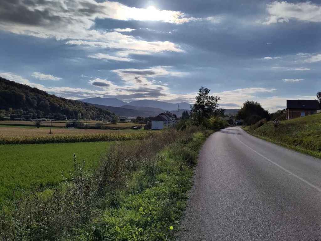 Weg zum Wasserfall von oben