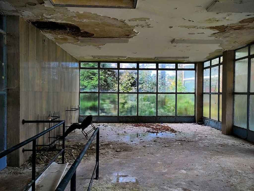 Verlassene Seilbahnstation Wartebereich