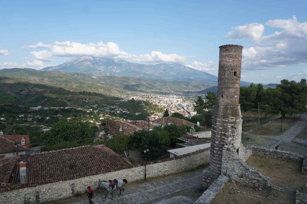 Rote Moschee und Esel