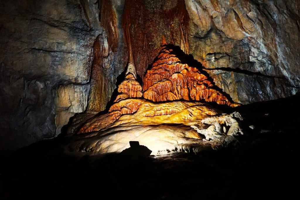 Großer roter Tropfstein