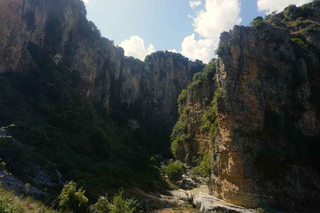 Abstieg in den Canyon