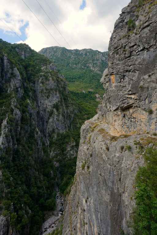 Wanderweg an Steilklippe